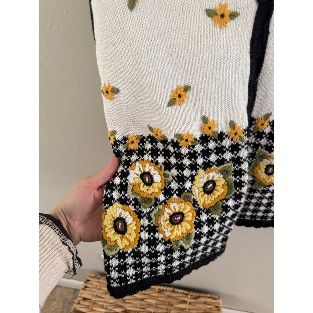 Vintage 90s knitted/emb. sunflower vest - Picture 3 of 5